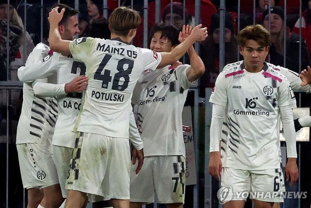 둉료들과 골 세리머니 하는 마인츠의 이재성(7번)