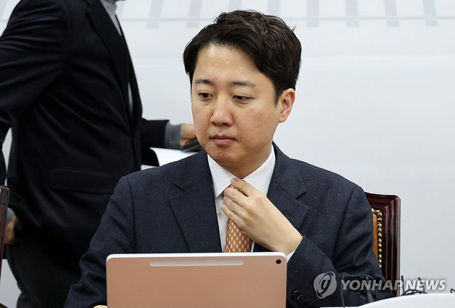 넥타이 고쳐 매는 이준석 대표