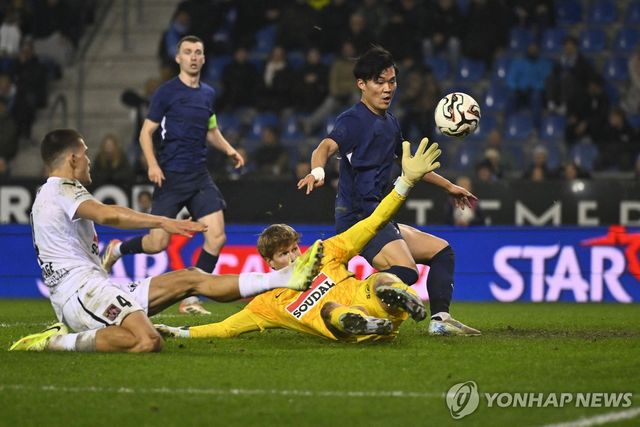 헹크 오현규(오른쪽)의 득점 장면.