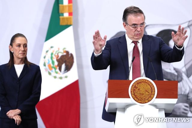 15일(현지시간) 관세 관련 설명하는 에브라르드 멕시코 경제장관(오른쪽). 왼쪽은 셰인바움 멕시코 대통령