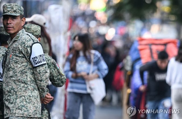 멕시코시티 거리에서 입대 자원자 모집하는 멕시코 장병