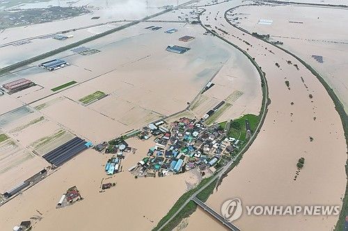지난 7월 17일 충남 예산군 삽교읍 용동3리 일대 마을이 폭우로 침수돼 있다. [연합뉴스 자료사진]