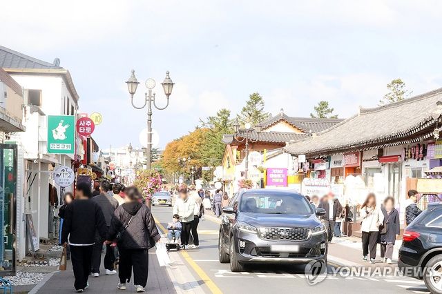 관광객 발길 이어진 경주 황리단길