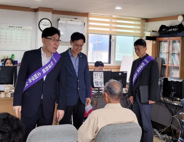 민생회복 소비쿠폰 안내 나선 이동옥(왼쪽) 충북도 행정부지사