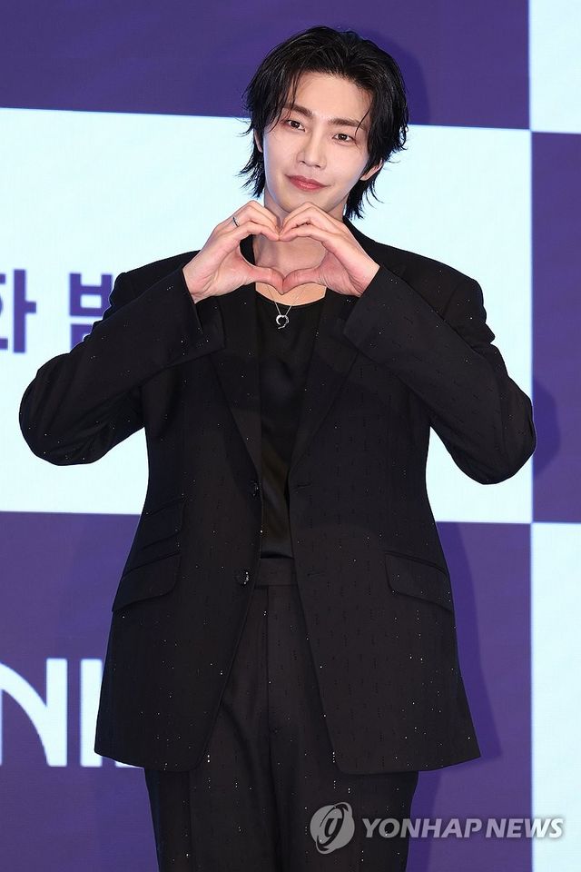 포즈 취하는 김재영