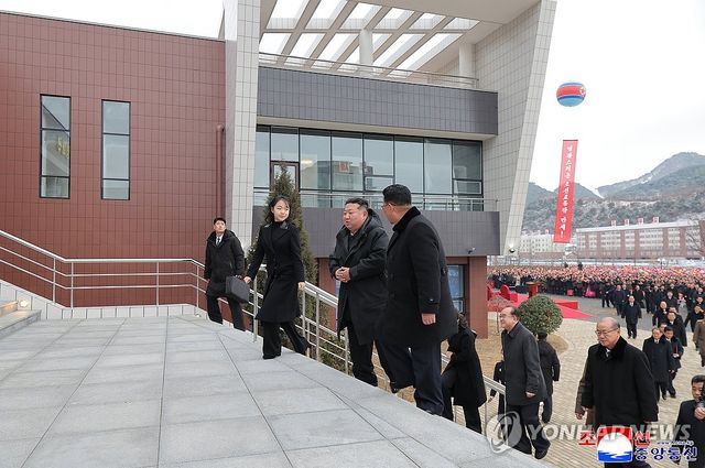 강동군 지방공장 준공...김정은, 부인·딸과 함께 준공식 참석