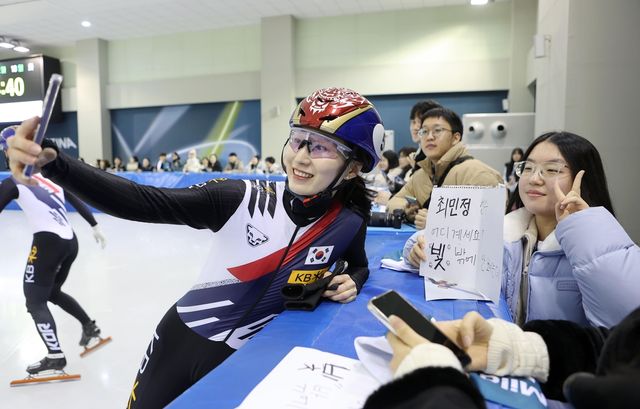 팬과 셀카 찍는 쇼트트랙 대표팀의 최민정(중앙)