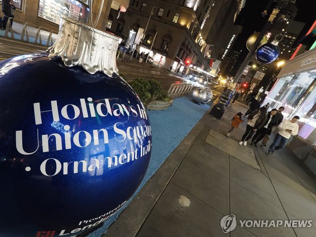 15일(현지시간) 미국 샌프란시스코 유니언 스퀘어 장식