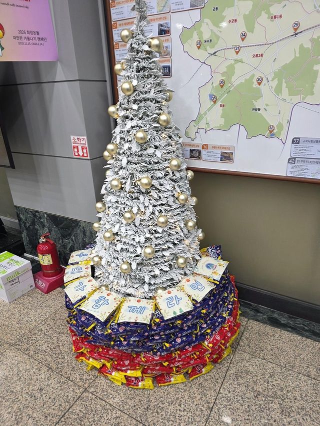 구로구청 1층 로비에 설치된 '우리가 함께라면' 라면트리