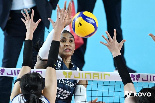 현대건설과 경기에서 공격하는 도로공사의 모마(중앙)