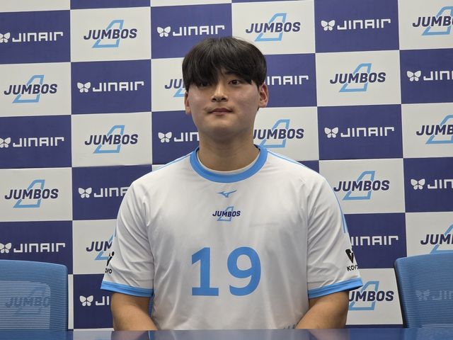 배구 시구룰 마치고 취재진과 인터뷰하는 조병현