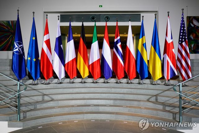 우크라이나와 서방국·북대서양조약기구·유럽 연합 깃발들