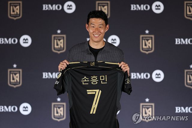 LAFC 유니폼 손에 든 손흥민