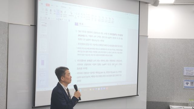 발표하는 한동우 한국보건산업진흥원 국제의료본부장