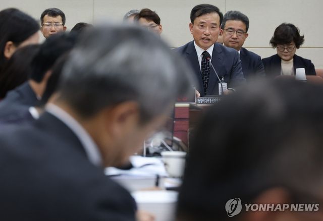 의원 질의에 답하는 김종철 방미통위원장 후보자