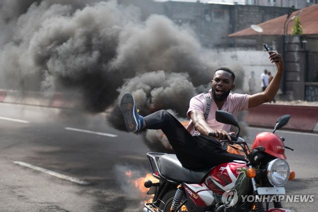M23 반군 공격에 항의하며 시위를 벌이는 민주콩고 시민들