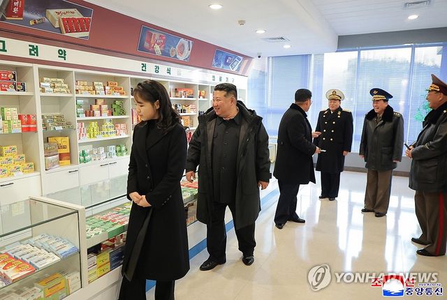 강동군 지방공장 준공...김정은, 부인·딸과 함께 준공식 참석