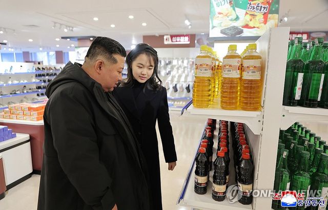 강동군 지방공장 준공...김정은, 부인·딸과 함께 준공식 참석