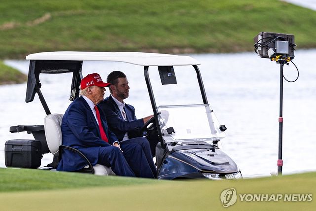 트럼프 내셔널 도럴에서 이동하는 도널드 트럼프 미 대통령(왼쪽)