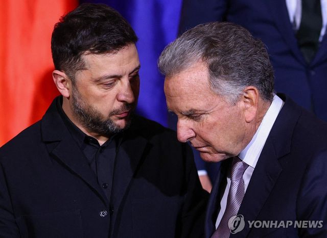 독일 베를린에서 진행된 종전회담에서 만난 볼로디미르 젤렌스키 우크라이나 대통령(왼쪽)과 스티브 윗코프 미국 중동특사