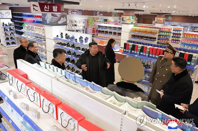 강동군 지방공장 준공...김정은, 부인·딸과 함께 준공식 참석