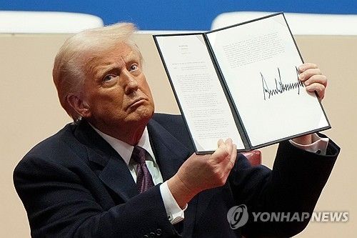 취임일인 1월 20일 행정명령에 서명한 트럼프 미국 대통령