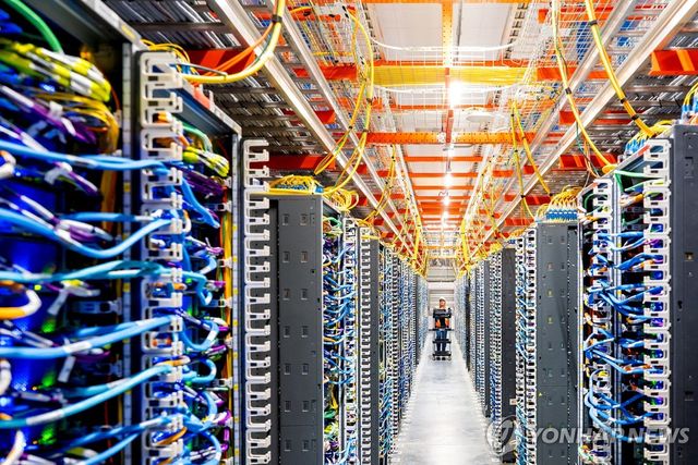 거대 데이터 센터 내부 