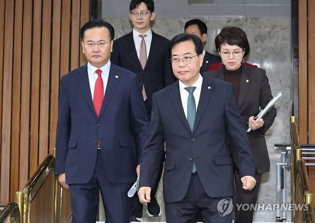 회의 참석하는 송언석 원내대표