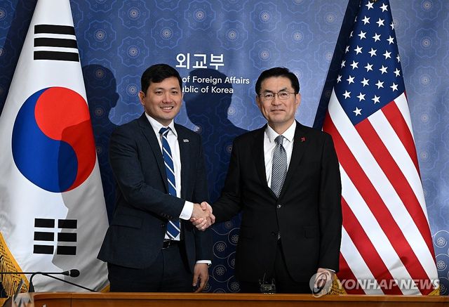 포즈 취하는 정연두 본부장과 케빈 김 주한미대사대리