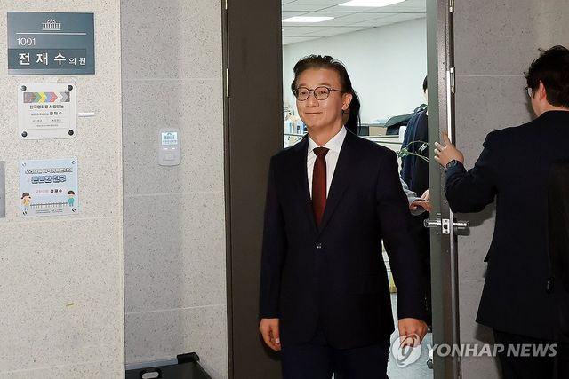 의원회관 사무실서 나오는 전재수 전 장관