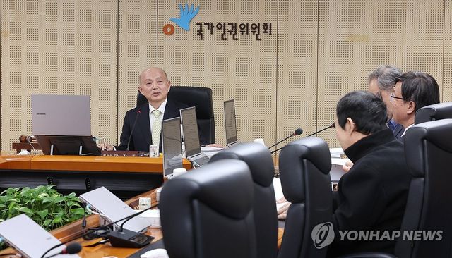 전원위원회 주재하는 안창호 인권위원장