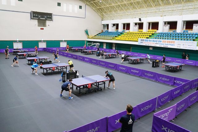 합동훈련 중인 한국-유럽 탁구 유망주들 