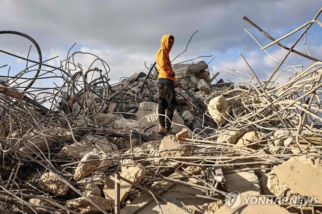 요르단강 서안 칼란디아 마을의 철거된 건물 잔해