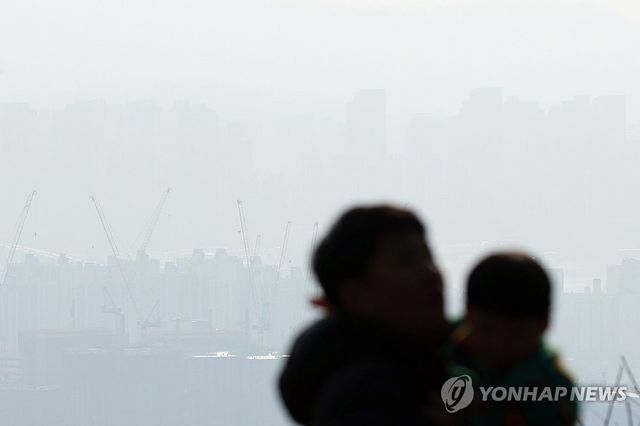 미세먼지로 뿌연 서울