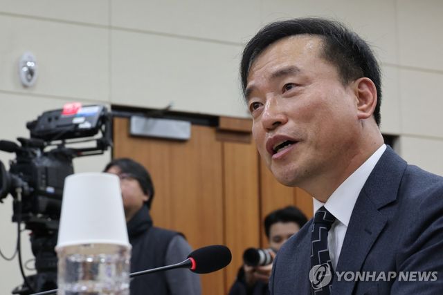 의원 질의에 답하는 김종철 방미통위원장 후보자