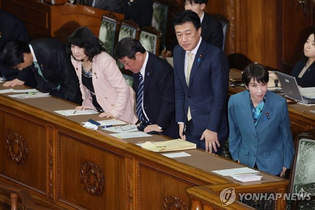 추경 예산안 통과에 인사하는 다카이치 총리와 각료들