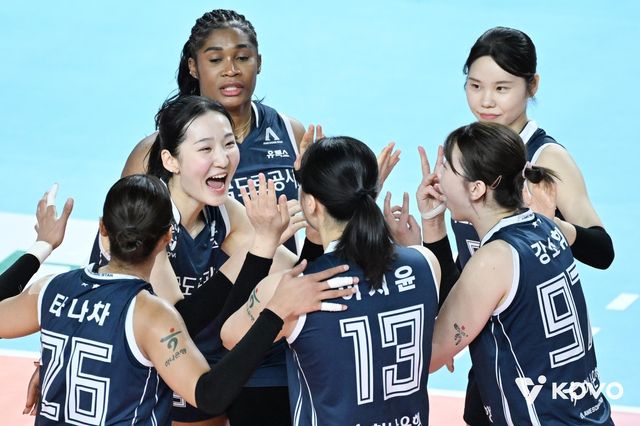 득점 후 기뻐하는 한국도로공사 선수들