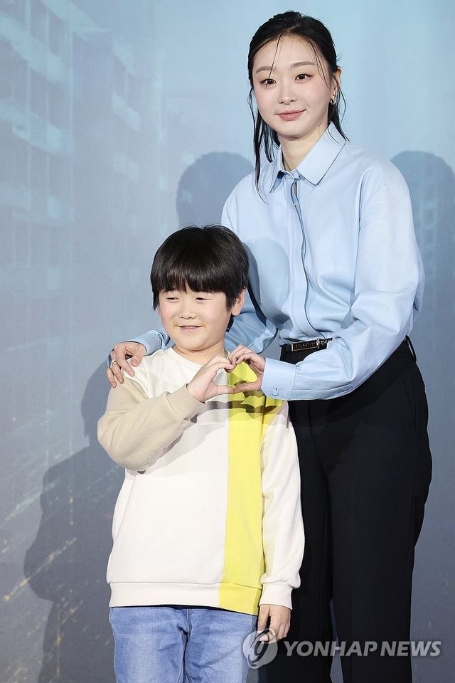 함께 한트 만드는 김다미와 권은성