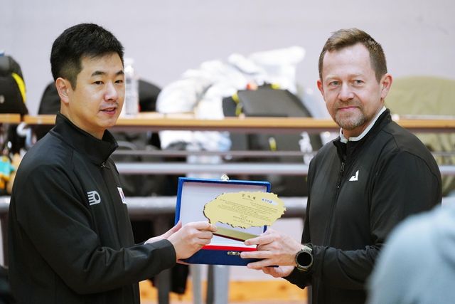 감사패 전달하는 주세혁 대한항공 감독(왼쪽)