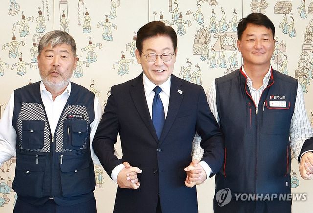 양대노총 위원장과 손잡은 이재명 대통령