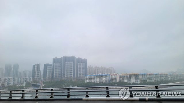 부산 광안대교에서 바라본 흐린 날씨