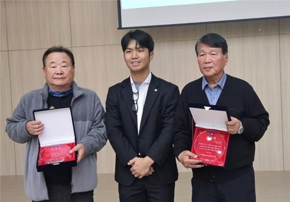 팬서스 창단을 도운 강성봉 KAFA 전 회장(왼쪽)과 박경규 KAFA 전 회장(오른쪽)