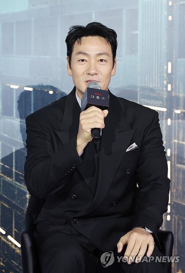 인사말 하는 배우 박해수