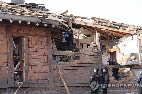 지난 3월 7일 오전 경기도 포천시 이동면 노곡리 공군 전투기 오폭 사고 현장에서 합동 감식반이 파손된 건물을 살펴보고 있다. [연합뉴스 자료사진]