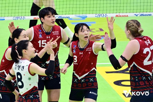 득점 후 기뻐하는 현대건설 선수들