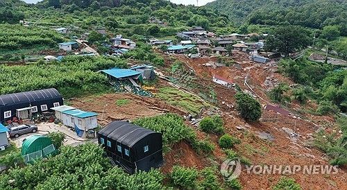 지난 7월 21일 경남 산청군 생비량면 상능로 산기슭에 위치한 일대 마을이 최근 발생한 집중호우·산사태 여파로 매몰돼 있다. 일부 주택은 흙과 잔해 위에 눕혀지고, 일부는 완전히 매몰돼 지붕만 보이는 등 마을 기능이 마비된 모습이다. [연합뉴스 자료사진]