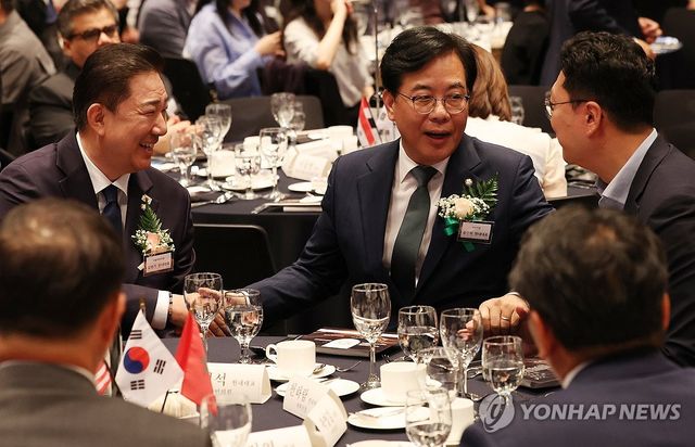 손과 시선은 다르게