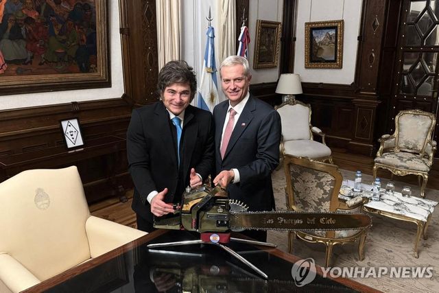 전기톱 앞에서 포즈 취한 밀레이 아르헨티나 대통령(왼쪽)과 카스트 칠레 대통령 당선인