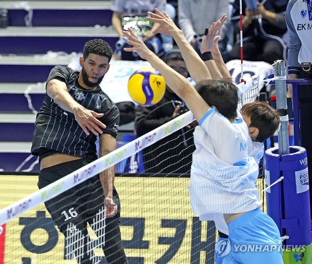 공격하는 현대캐피탈 레오