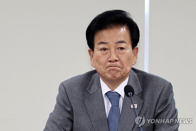 생각에 잠긴 정동영 장관